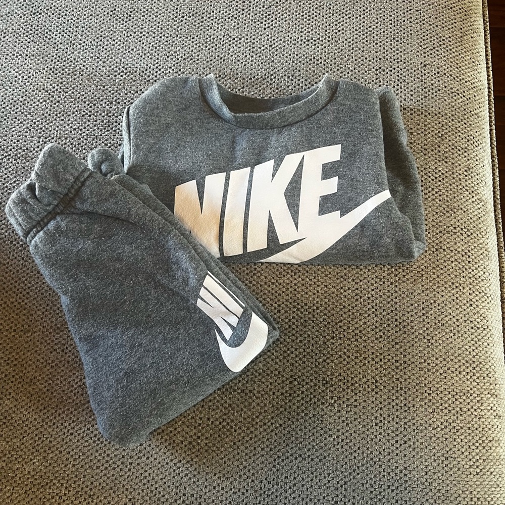 Nike Kids Matching Set in Gray and White
